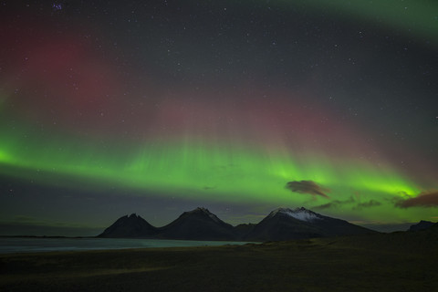 Island, Landschaft mit Aurora Borealis, lizenzfreies Stockfoto