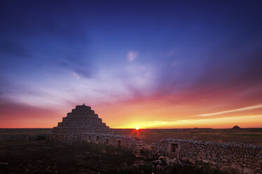 Spanien, Menorca, Stufenpyramiden bei Sonnenuntergang - SMA00698