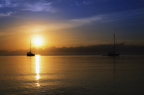 Spanien, Menorca, Playa de Cavalleria bei Sonnenuntergang - SMAF00700