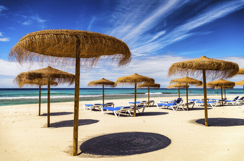 Spanien, Menorca, Son Bou, Strand mit Sonnenschirmen - SMA00708