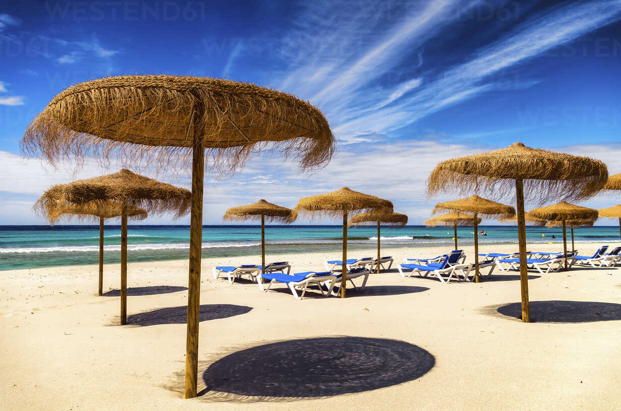 Spanien, Menorca, Son Bou, Strand mit Sonnenschirmen, lizenzfreies Stockfoto