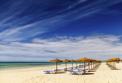 Spanien, Menorca, Son Bou, Strand mit Sonnenschirmen - SMA00709