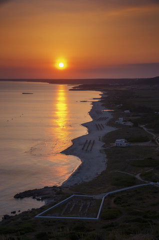 Spanien, Menorca, Strand Son Bou und Basilika de Son Bou, Sonnenuntergang, lizenzfreies Stockfoto