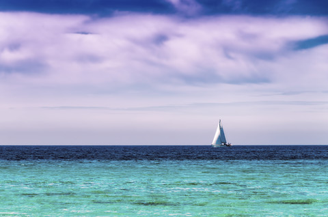 Spanien, Menorca, Son Bou, Segelboot auf dem Meer, lizenzfreies Stockfoto