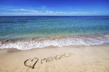 Spanien, Menorca, Son Bou, Strand, Menorca und ein in den Sand gezeichnetes Herz - SMAF00731