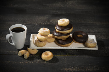 Donuts und eine Tasse Kaffee - MAEF12178