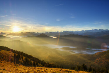 Deutschland, Bayern, Jachenau, Blick vom Hirschhörnlkopf bei Sonnenaufgang - SIEF07351