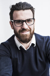 Portrait of a young businessman - UUF10145