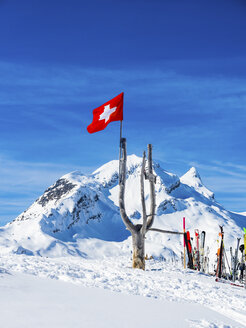 Schweiz, Kanton Bern, Grindelwald, Schweizer Flagge mit Reeti im Hintergrund - AMF05350