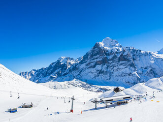 Schweiz, Kanton Bern, Grindelwald, Blick vom First auf Schreckhorn und Wetterhorn und Skipiste - AMF05352