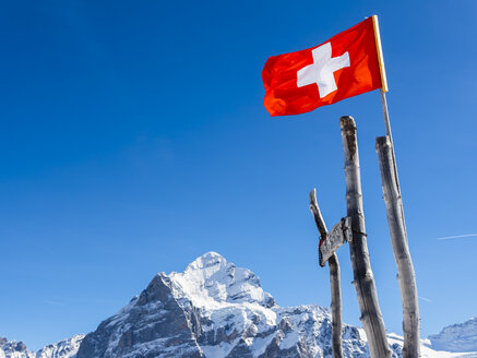 Schweiz, Kanton Bern, Grindelwald, Schweizer Fahne in den Bergen - AMF05354