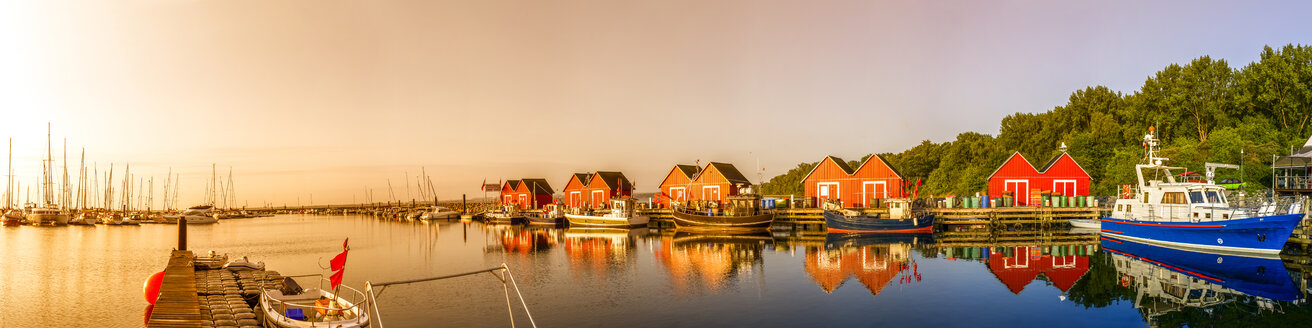 Deutschland, Ahrenshoop, Blick auf den Fischereihafen bei Sonnenuntergang - PUF00595