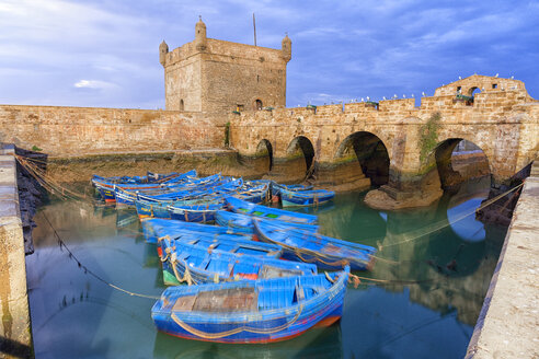 Morocco, Essaouira, blue fishing boats in the harbour - DSGF01617