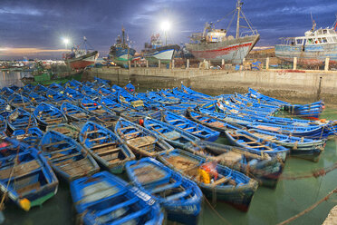 Marokko, Essaouira, blaue Fischerboote im Hafen bei Dämmerung - DSGF01618