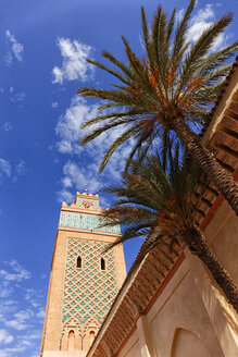 Marokko, Marrakesch, Blick auf das Minarett der Koutoubia-Moschee - DSGF01630