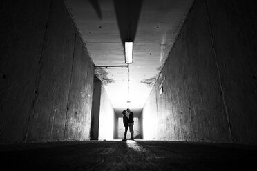 Couple in love in underpass - SIPF01493