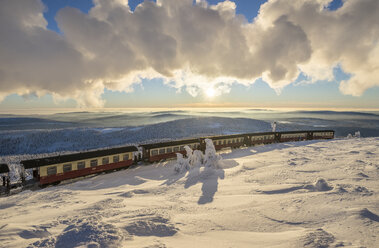 Deutschland, Sachsen-Anhalt, Nationalpark Harz, Brockenbahn am Winterabend - PVCF01032