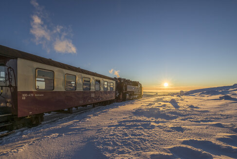 Deutschland, Sachsen-Anhalt, Nationalpark Harz, Brockenbahn am Winterabend - PVCF01033