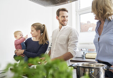 Familie beim Kochen in der Küche - FMKF03645