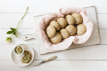 Hausgemachte Haferbrötchen mit Butter und einer Rose - EVGF03139