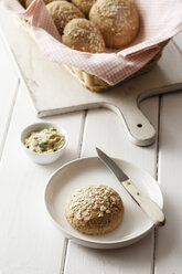 Hausgemachte Haferbrötchen mit zusammengesetzter Butter - EVGF03142