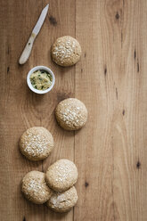 Hausgemachte Haferbrötchen mit zusammengesetzter Butter - EVGF03145