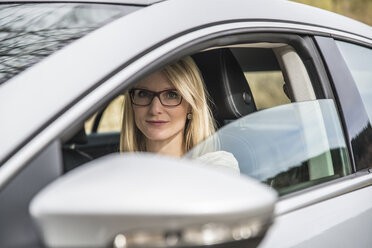 Porträt einer selbstbewussten Frau im Auto - CHPF00376