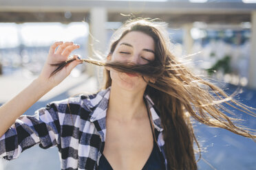 Young pretty woman wearing beach wear, portrait - GIOF02349