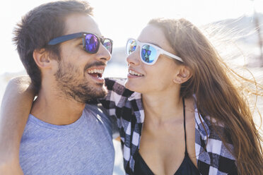 Happy young couple walking at the harbour - GIOF02375