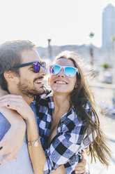 Happy young couple walking at the harbour - GIOF02377