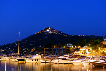 Italien, Kampanien, Provinz Salerno, Nationalpark Cilento, Castellabate, San Marco, Hafen in der Abenddämmerung - LBF01602