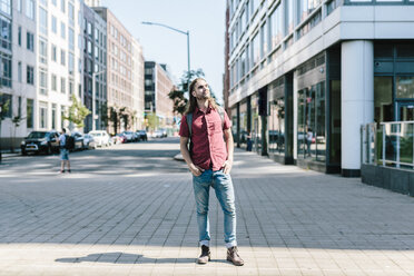 USA, New York City, man looking around in Williamsburg, Brooklyn - GIOF02412