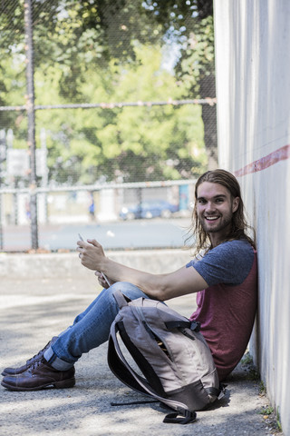 Porträt eines lächelnden Mannes, der ein Tablet hält, lizenzfreies Stockfoto