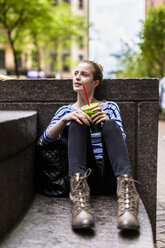 USA, New York City, Frau macht eine Pause und trinkt einen Smoothie in Manhattan - GIOF02452