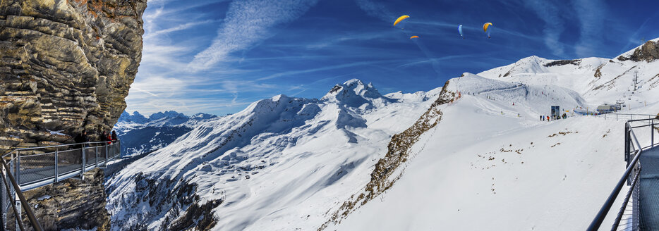 Schweiz, Kanton Bern, Grindelwald, Blick vom First Cliff Walk auf den Berg Reeti - AMF05355