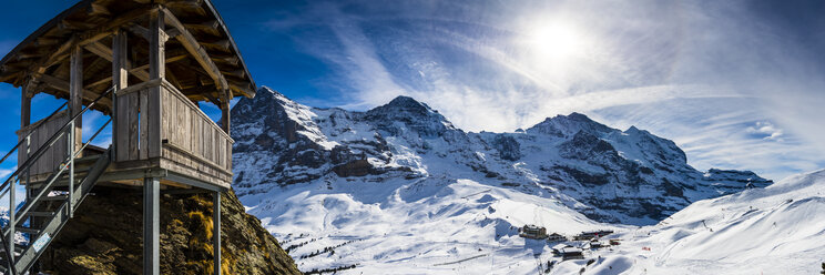 Schweiz, Kanton Bern, Grindelwald, Kleine Scheidegg, Bergstation und Eigernordwand - AMF05356