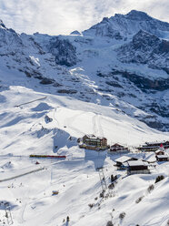 Schweiz, Kanton Bern, Grindelwald, Kleine Scheidegg, historische Bergbahn und Berghang des Eigers - AMF05360