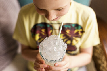 Verspielter Junge macht Milchblasen mit einem Strohhalm - NMSF00010