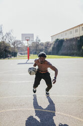 Basketballspieler mit nacktem Oberkörper in Aktion auf dem Spielfeld - GIOF02475