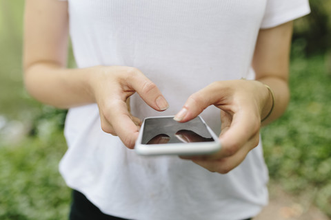 Nahaufnahme einer Frau, die ein Mobiltelefon benutzt, lizenzfreies Stockfoto