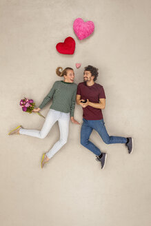 Verliebtes Paar mit einem Blumenstrauß - BAEF01250