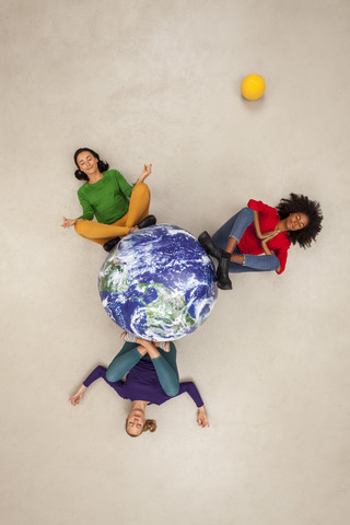 Drei Frauen meditieren für die Welt, lizenzfreies Stockfoto