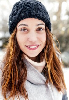 Porträt einer schönen Frau im Freien im Winter - MGOF03088