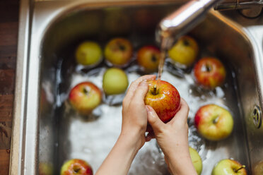 Äpfel in der Spüle waschen - NMSF00014