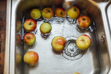 Äpfel in der Spüle waschen - NMSF00015