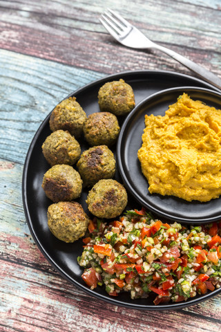 Falafel mit Tabbouleh und Hummus, lizenzfreies Stockfoto