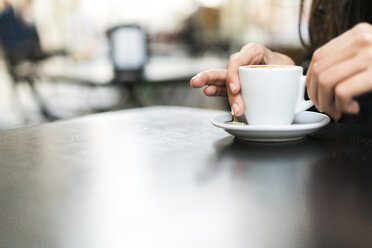 Nahaufnahme einer Frau in einem Straßencafé - KKAF00530