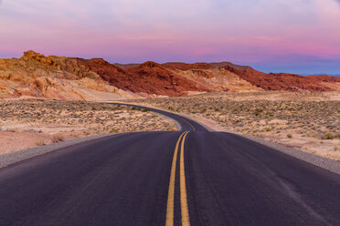 USA, Nevada, Valley of Fire State Park, Sandstein und Kalksteinfelsen, Panoramastraße in der Dämmerung - FOF09086