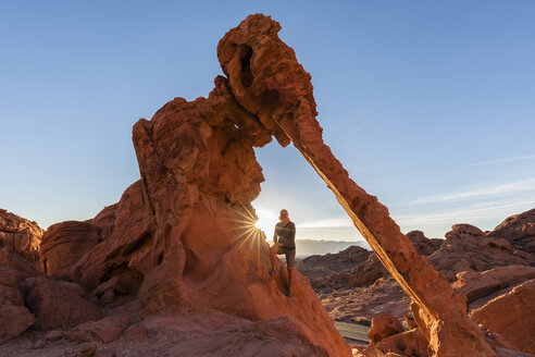 USA, Nevada, Valley of Fire State Park, Tourist am Elephant Rock, Sandstein- und Kalksteinfelsen - FOF09094