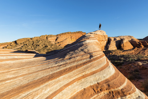 USA, Nevada, Valley of Fire State Park, Buntsandstein und Kalksteinfelsen, Tourist an der Feuerwelle, lizenzfreies Stockfoto